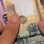 Visszagyengült a forint, újra 390-nél az euró