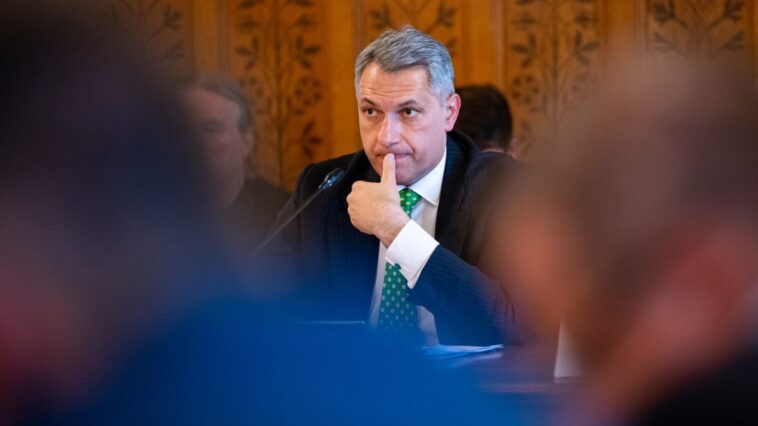 Válasz Online: Lázár jogszabály-tervezete titkosítaná az építési engedélyeket és döntéseket