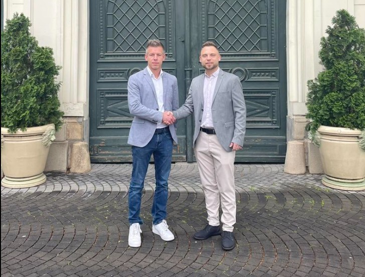 A “nonprofit civilszervezet” és a “messiás” egymásra találtak