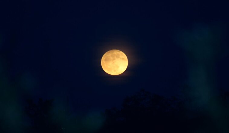 Különleges holdkelte figyelhető meg az égbolton pénteken