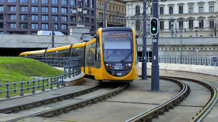 Egy nappal a választások vadonatúj villamosok érkeztek Budapestre