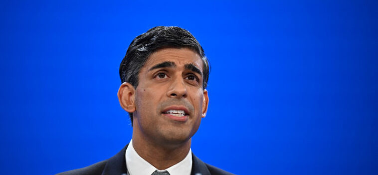 Négy férfi betört a brit miniszterelnökhöz