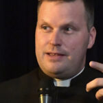 Magyar Narancs: Besének köszönheti az a dunavecsei iskolaigazgató az egyházközösség világi elnöki posztját, akit gyermekbántalmazás miatt jelentettek fel