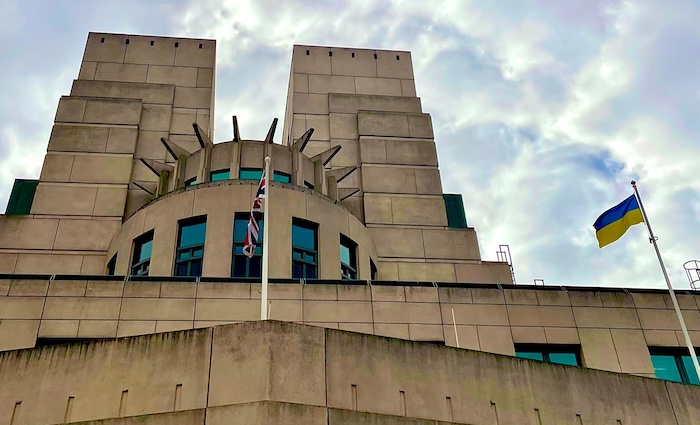 A hidegháború óta nem tapasztalt fenyegetések érik a nemzetközi világrendet az MI6 és a CIA vezetői szerint