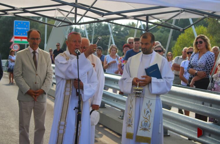 Megáldották az Ipolyhídvéget Drégelypalánkkal összekötő Szent Borbála hidat