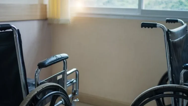 Bomló holttestet találtak egy szekrényben egy idősek otthonában