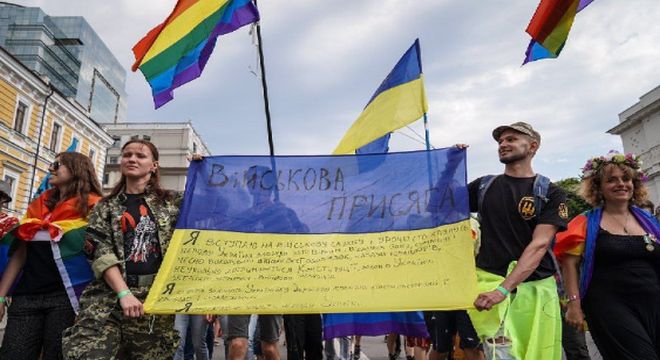 Videó: az ukrán hadsereg LMBTQ felvonulást tartott Harkovban