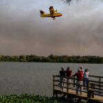 Tűzoltók rekedtek a lángok között, velük együtt már hét halálos áldozata van a portugál erdőtüzeknek
