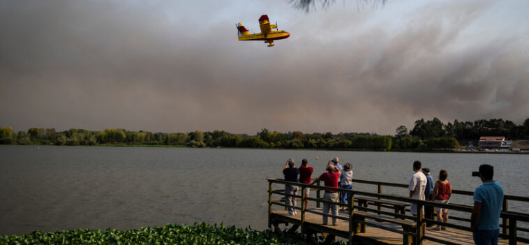 Tűzoltók rekedtek a lángok között, velük együtt már hét halálos áldozata van a portugál erdőtüzeknek