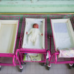 Háromszor annyi elhagyott csecsemő vár nevelőszülőkre a kórházakban, mint tavaly