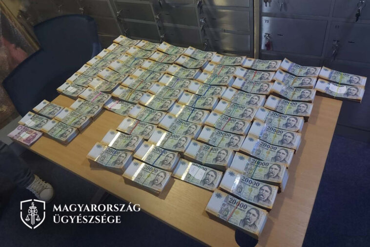 Nejlonzacskóba csomagolt készpénzzel akart luxusautót vásárolni egy szalonban a Pénzügyminisztériumot és a Miniszterelnökséget érintő korrupciós ügy elsőrendű vádlottja