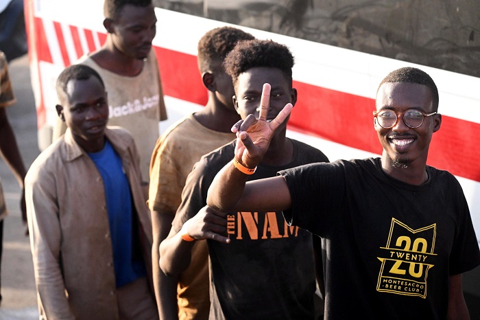 Éhségsztrájkba kezdtek a migránsok Európa egyik legforgalmasabb nemzetközi repülőterén