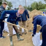 Ment a zseton, fű alatt