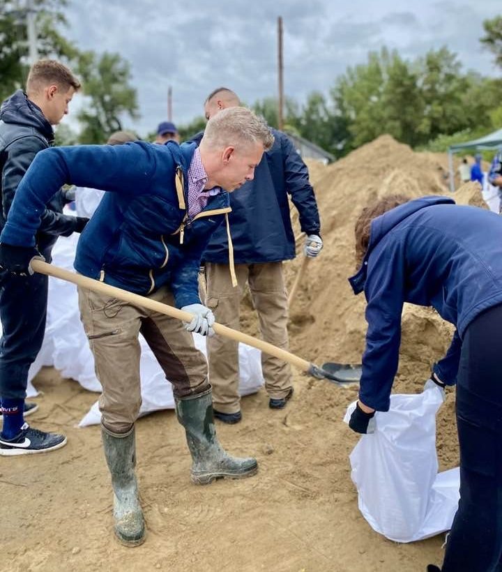 Ment a zseton, fű alatt