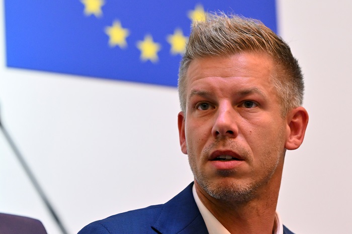 “Luxus” Magyar Péter remegő térde vagyok… – A Tisza Párt negyedik alkalommal sem fogadta el a közmédia 48 perc című műsorának meghívását