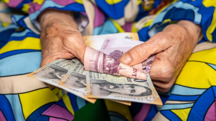 Érdekes időpontban kaphatnak „ajándékot” a nyugdíjasok a kormánytól