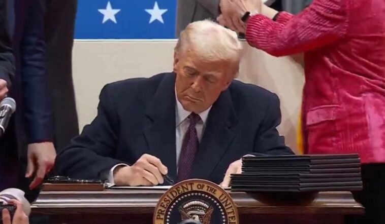 Támogatóinak tömege előtt írta alá első elnöki rendeleteit Trump