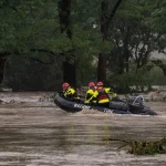 Táborozó gyerekeket sodort el a villámárvíz, legalább 24-en meghaltak