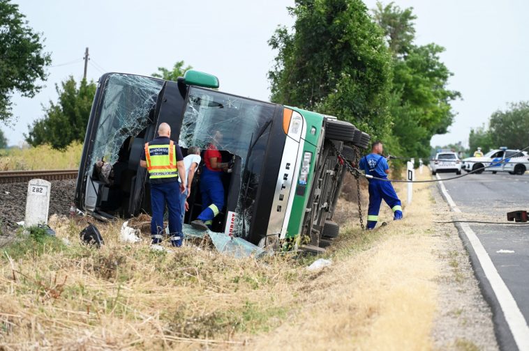 Meggyanúsították a Kunszentmártonnál árokba borult busz vezetőjét, szerinte a felkelő nap vakította el vezetés közben