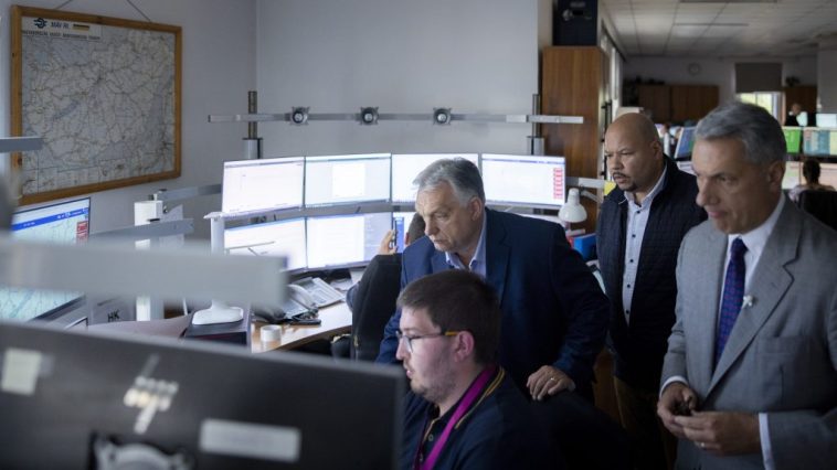 Lázár János a MÁV haváriaközpontjában: Egy kollégánkba belecsapott a villám