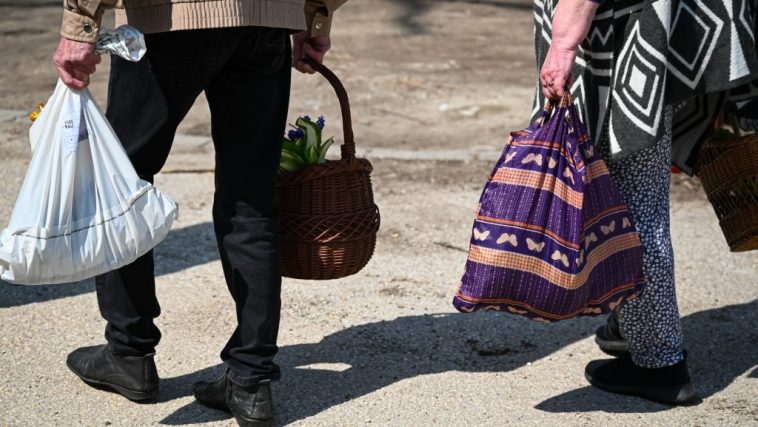 Közzétették a rendelettervezetet: 82,7 milliárd forintba kerül a nyugdíjasok őszi élelmiszer-utalványa