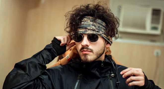 Médiahatóság: Öngyilkosságra, droghasználatra buzdítja a fiatalokat Azahriah