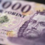 Odaszögezték a forintot a 400-hoz