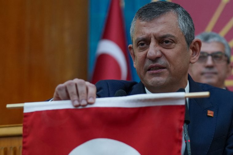 Gyógyszerészből lett ellenzéki vezérként keres orvosságot a török demokrácia bajaira