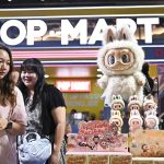 Zsákbamacskaként árulják a kínai plüssbabákat, amikért világszerte celebek és tömegek őrülnek meg