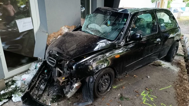 Lebontotta a szolnoki üzlet falát egy fekete autó