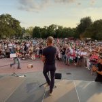 Egy gyulai férfi sörösdobozzal akarta megdobni Magyar Pétert, de pár centivel célt tévesztett