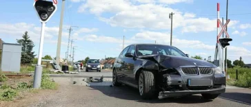 Fekete BMW robbantotta be a sorompót