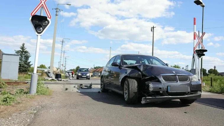 Fekete BMW robbantotta be a sorompót