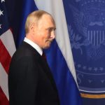 Előkerült egy új videó Putyinról, amin Trumpékkal beszélget, és mindenki a lába mozgásáról beszél