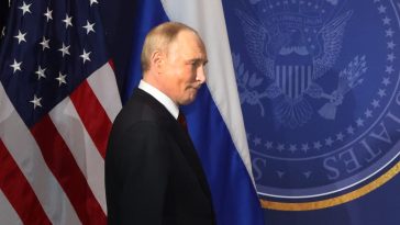 Előkerült egy új videó Putyinról, amin Trumpékkal beszélget, és mindenki a lába mozgásáról beszél