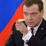 Medvegyev agyatlan gall kakasnak nevezte Macront