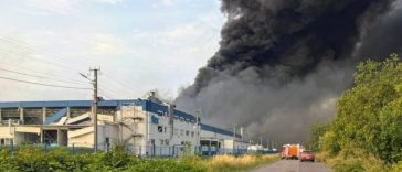 Továbbra is oltják a tüzet a munkácsi gyár területén