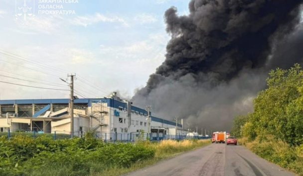 Továbbra is oltják a tüzet a munkácsi gyár területén