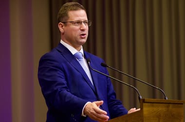 Bombák hullanak Munkácsra és a Barátság-olajvezetékre, miközben Orbán az Adriára utazik – kormányinfó élőben