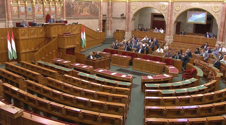 Csak a képviselők ötöde jelent meg a parlament rendkívüli ülésén