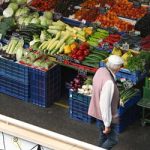 Hétfőtől postázzák a nyugdíjasok 30 ezer forintos állami utalványát, de mire lehet költeni?