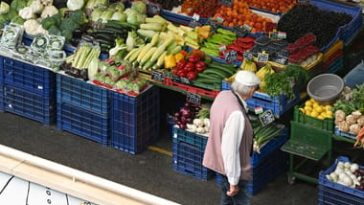 Hétfőtől postázzák a nyugdíjasok 30 ezer forintos állami utalványát, de mire lehet költeni?