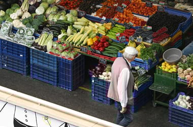 Hétfőtől postázzák a nyugdíjasok 30 ezer forintos állami utalványát, de mire lehet költeni?