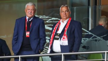Orbán Viktor Csányi Sándorral együtt szurkol Dublinban a magyar futballválogatottnak
