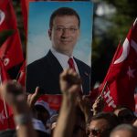 Több tízezren vonultak a NATO-hatalom utcáira: politikai puccsot, koholt vádakat emlegetnek