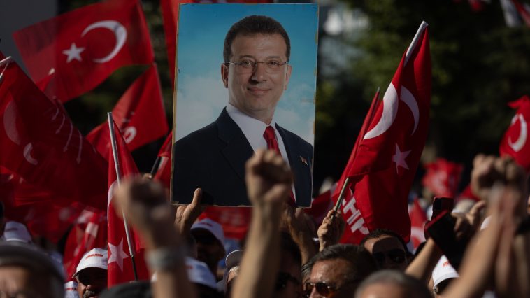 Több tízezren vonultak a NATO-hatalom utcáira: politikai puccsot, koholt vádakat emlegetnek