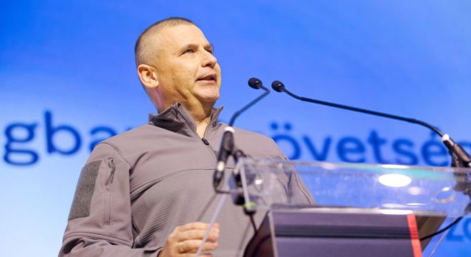 Toka tábornok már nagyon vitatkozna..