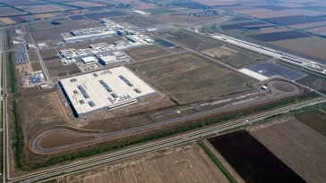 Ezért települ Magyarországra ennyi, élvonalbeli autógyár