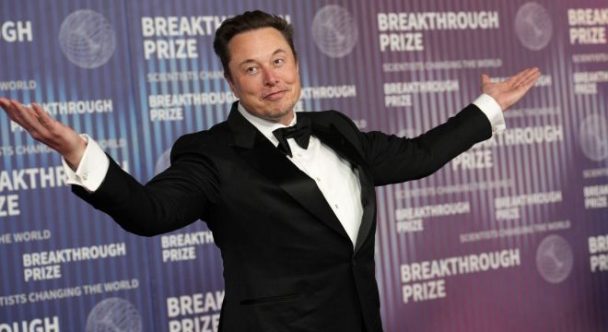 Elon Musk apja: az amerikai fegyvergyárak akadályozzák a budapesti békecsúcsot