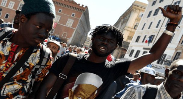 „Olasz”ország: Jézus neve megosztó, ezért eltávolítják a karácsonyi énekekből a migránsok lelki békéje érdekében